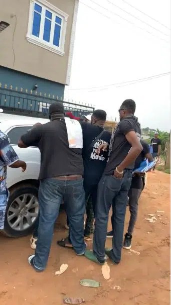 “Dem No Tell You Say I Be Garage Girl” – Furious Nkechi Blessing Yells As She Fights Dirty With Area Boys on A Movie Location [Video]
