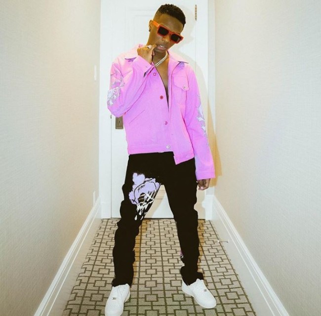 Wizkid praised for not recording himself while gifting $300 to little kids in Ghana (Video)