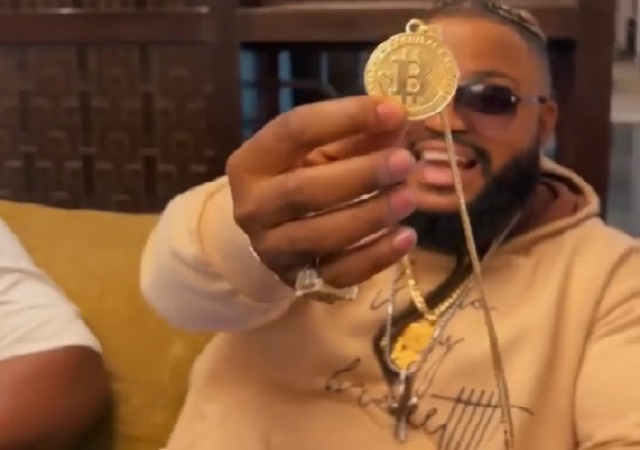 Cubana Chief Priest’s personal jeweler gifts Whitemoney a golden necklace [Video]