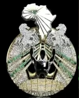 Fans React as Wizkid’s New Diamond Pendant Contains 3 Nigerian Symbols, An Image of a Music Legend [PHOTO]