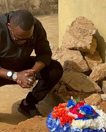 “At Least Help Give Him A Befitting Grave”- Reactions as Yomi Fabiyi Visits Baba Suwe’s Grave