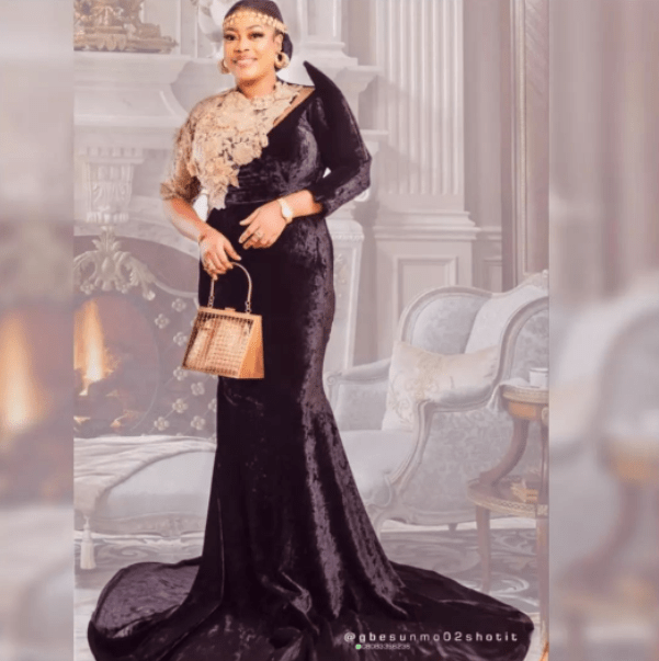 Bimbo Akinsanya’s photographer ‘dashes’ her fake hips to stop her from undergoing surgery [photos]